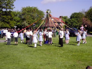 Maypole_Dancing